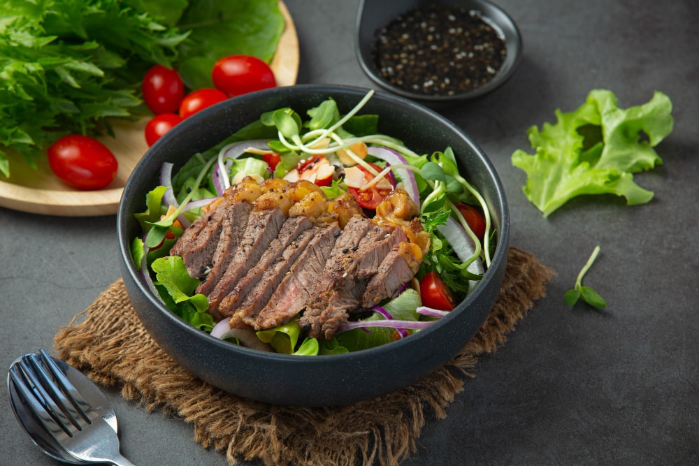 Salada de bife grelhado com legumes